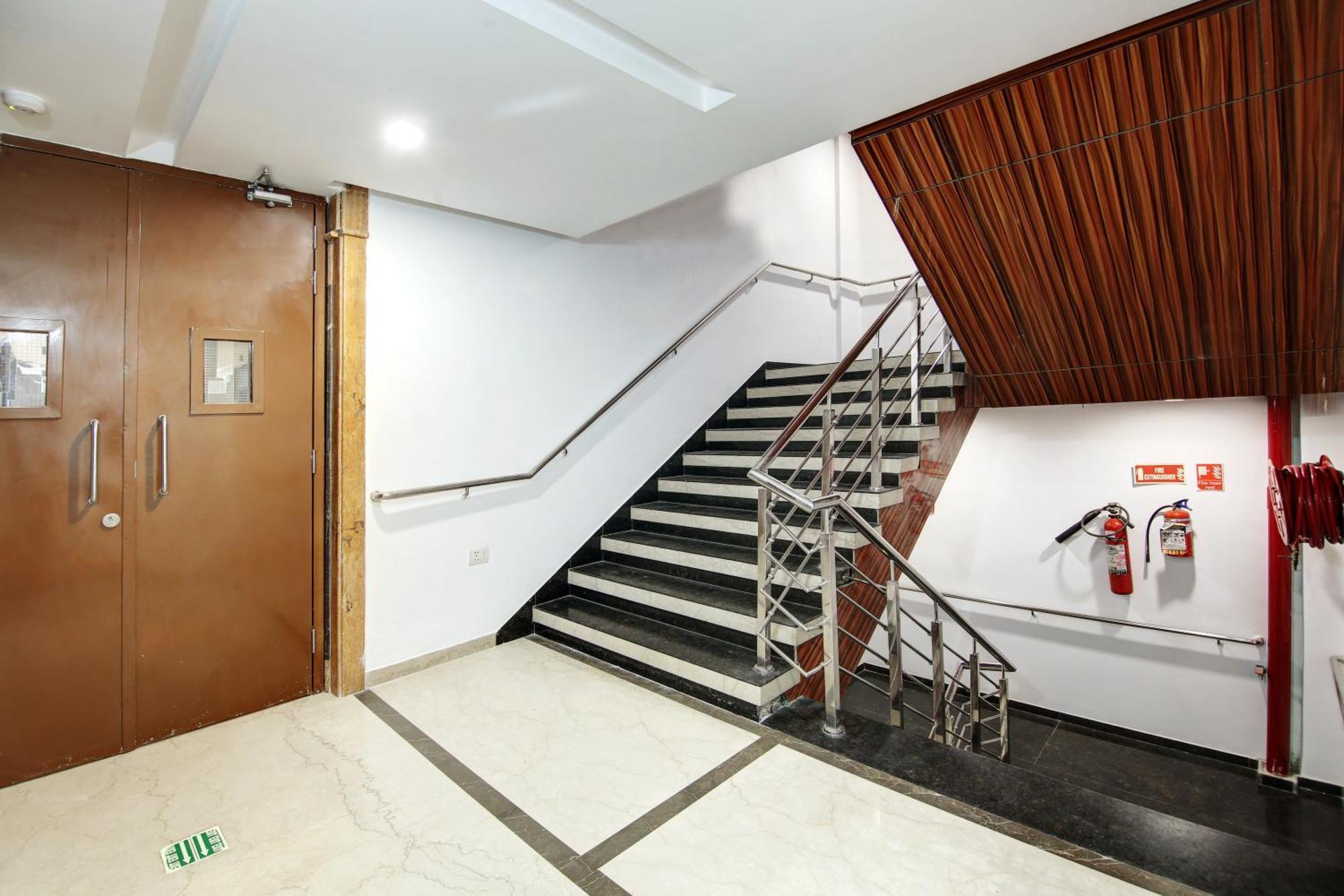Hotel Neu Villa - Near Connaught Place & New Delhi Railway Station Exteriör bild
