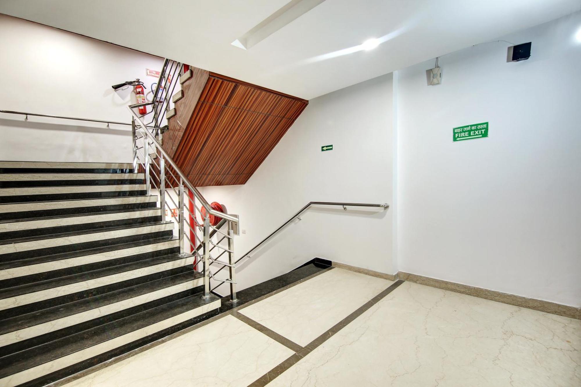 Hotel Neu Villa - Near Connaught Place & New Delhi Railway Station Exteriör bild